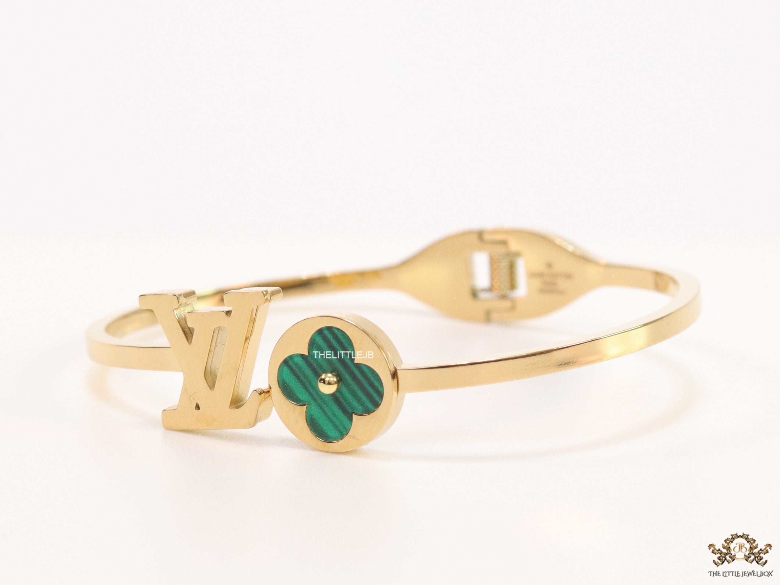 Gold plated alphabet bracelet with malachite green clover