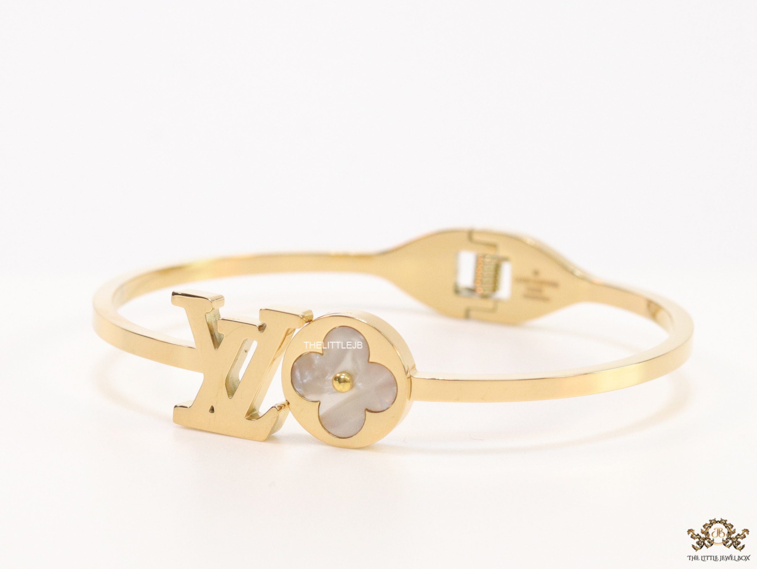 Gold plated alphabet bracelet with MOP clover