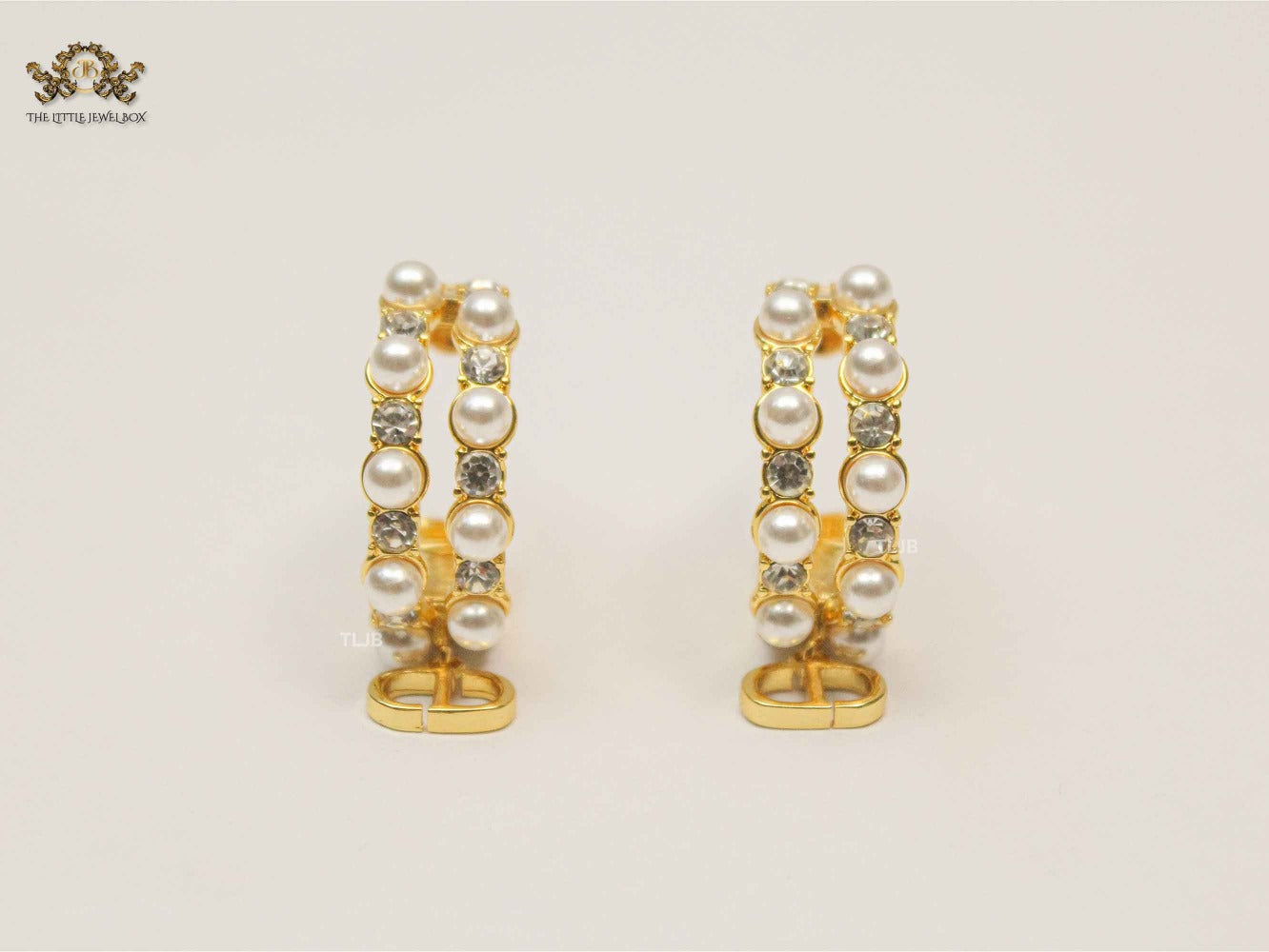 Alphabet CD pearl round earrings