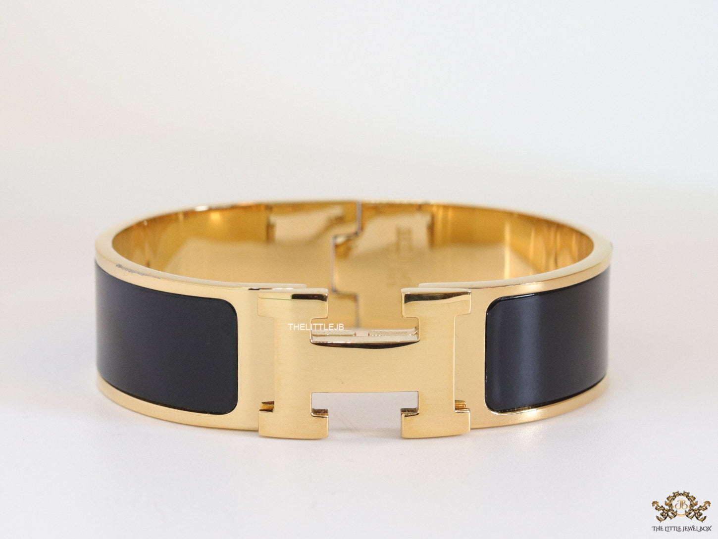 Openable H motif 18mm black bracelet in a shiny gold plating