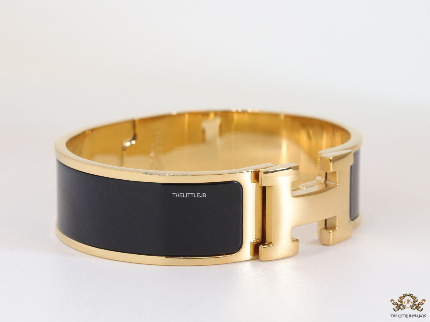 Openable H motif 18mm black bracelet in a shiny gold plating