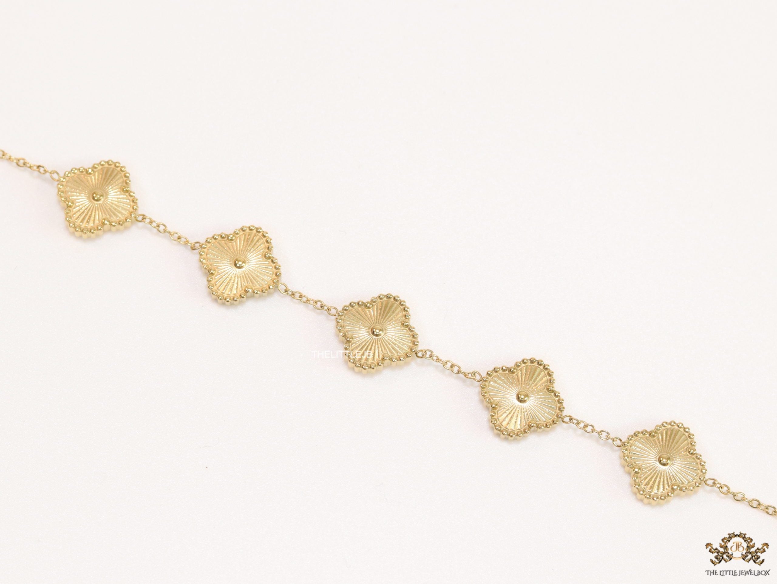 Gold plated chain bracelet with flower motifs