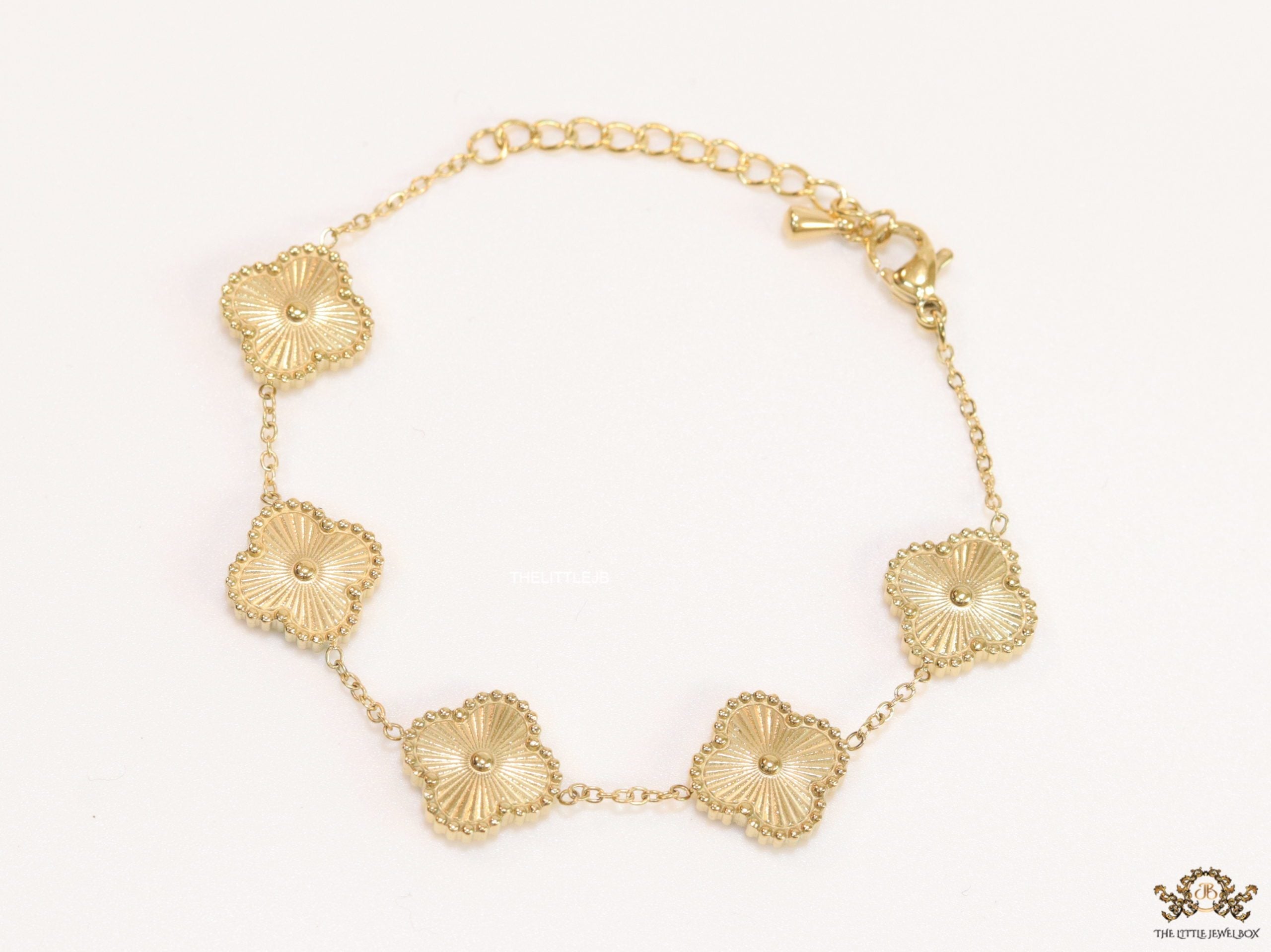 Gold plated chain bracelet with flower motifs