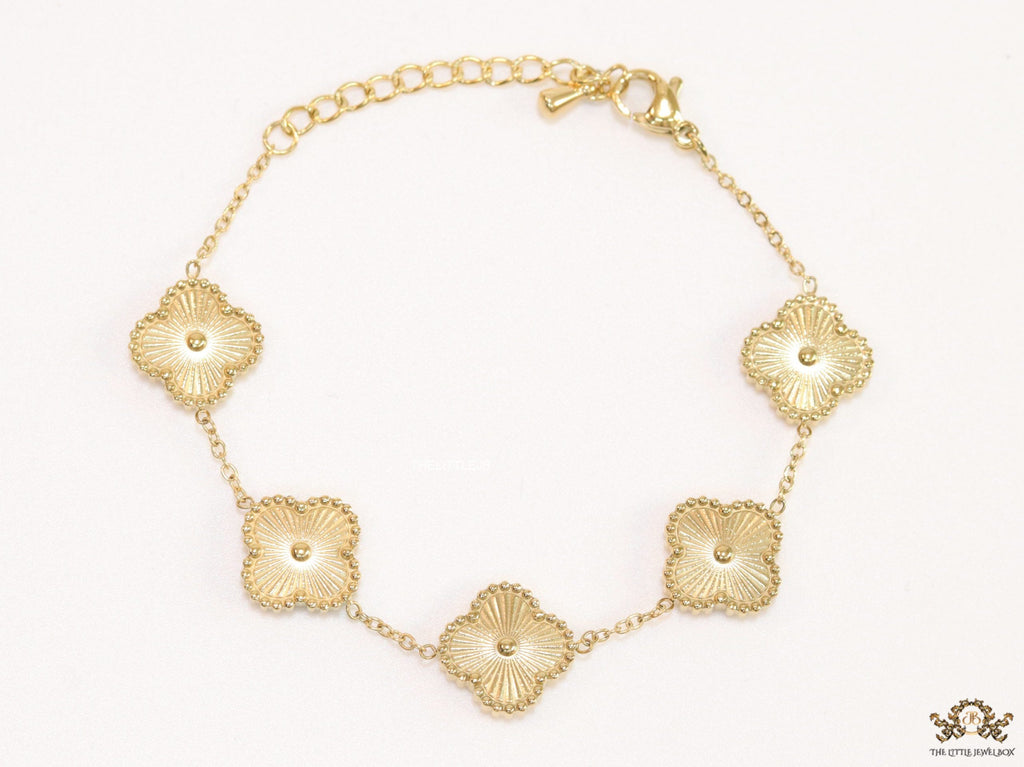 Gold plated chain bracelet with flower motifs