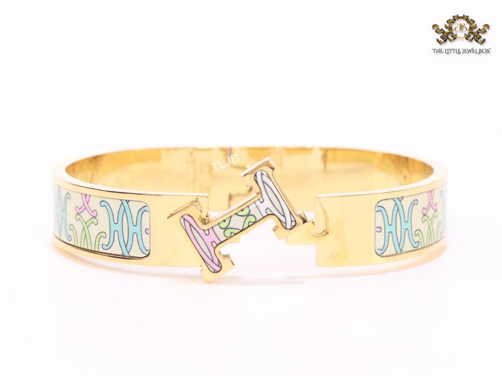 Alphabet H baby pink and blue motifs on white bracelet