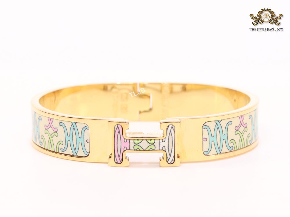 Alphabet H baby pink and blue motifs on white bracelet