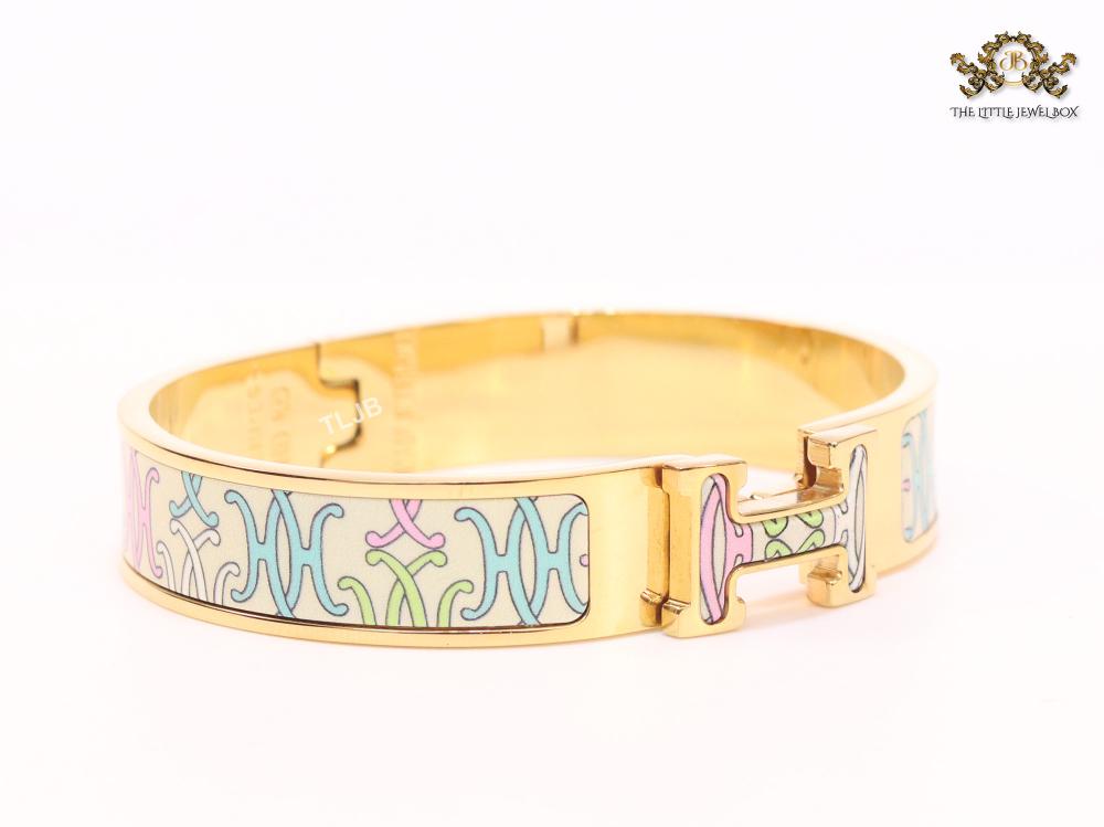 Alphabet H baby pink and blue motifs on white bracelet