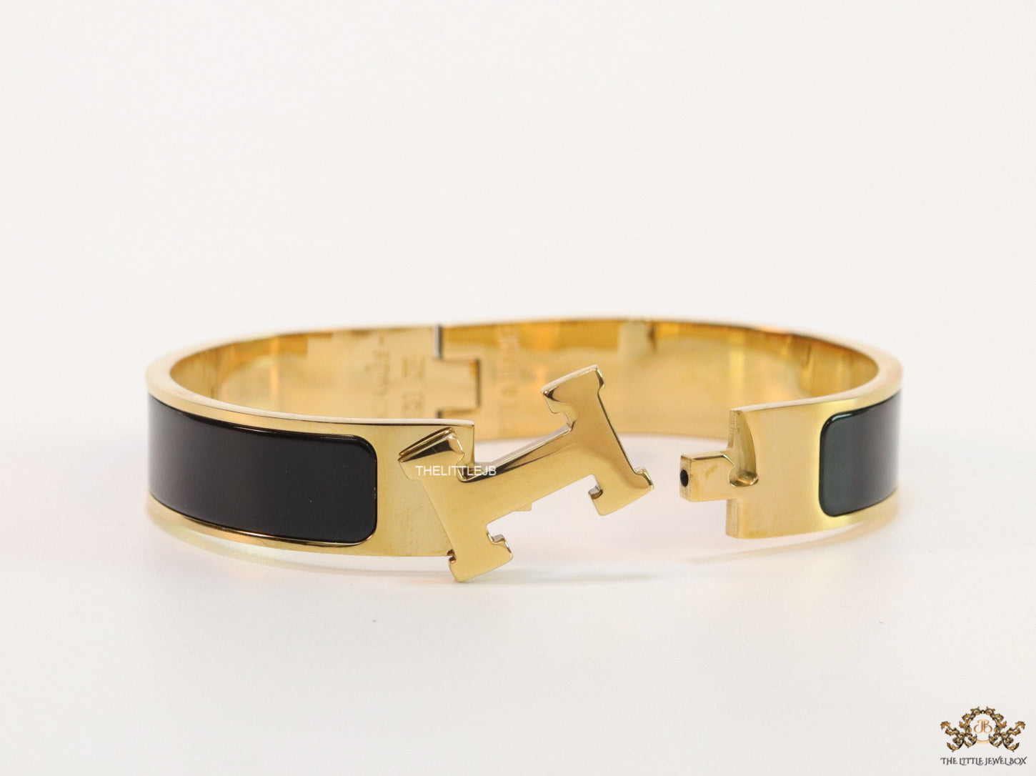Alphabet H Black 12 mm  Bracelet in gold