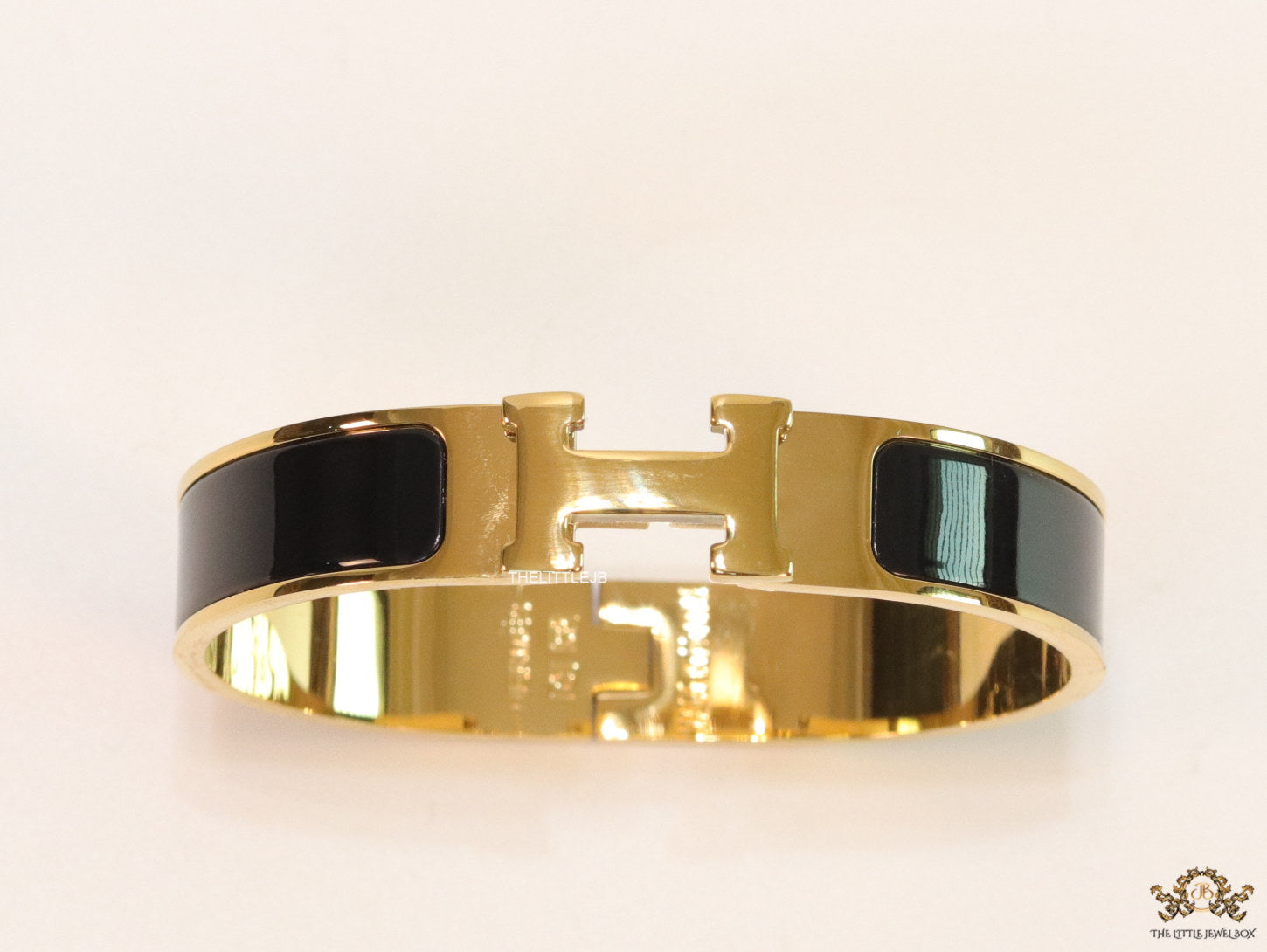 Alphabet H Black 12 mm  Bracelet in gold