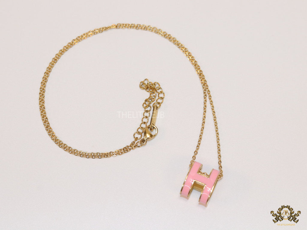 Gold chain necklace with pink enamel H motif