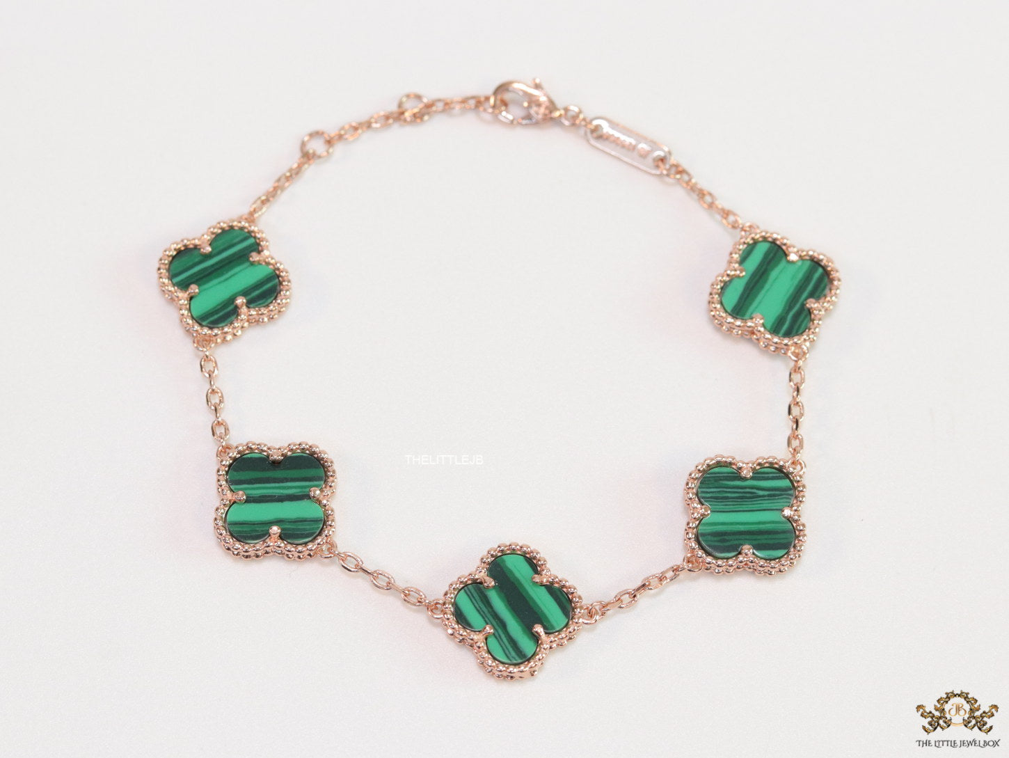 Rose gold plated chain bracelet with clovers in malachite green