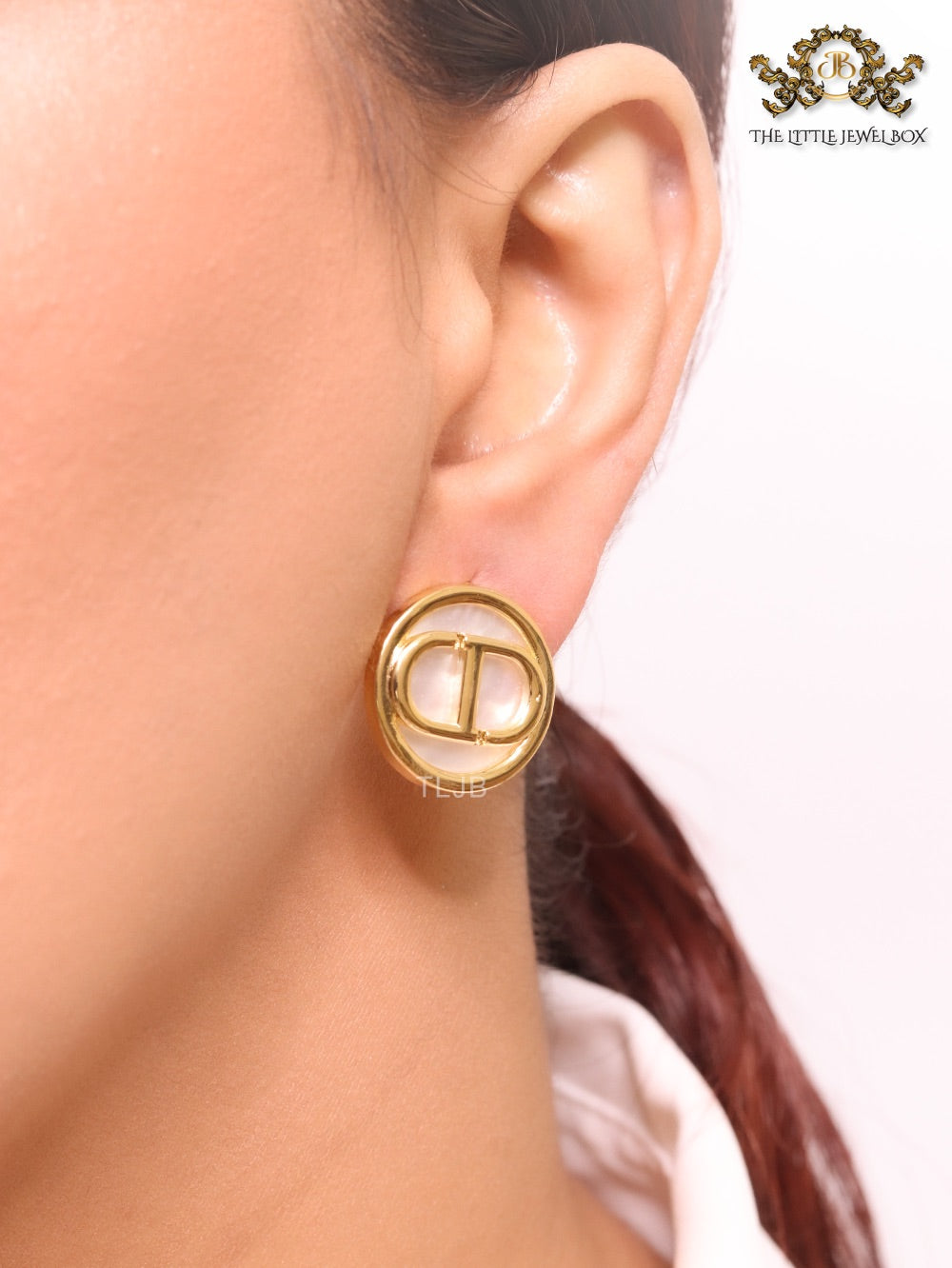 Gold Round Alphabet C & D earrings