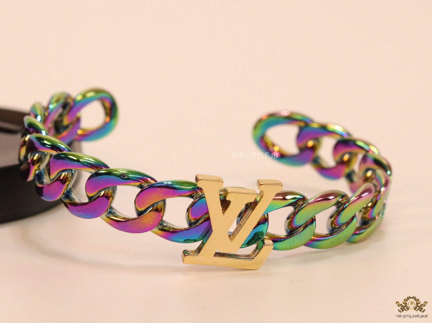 Multicoloured link chain bracelet with alphabets