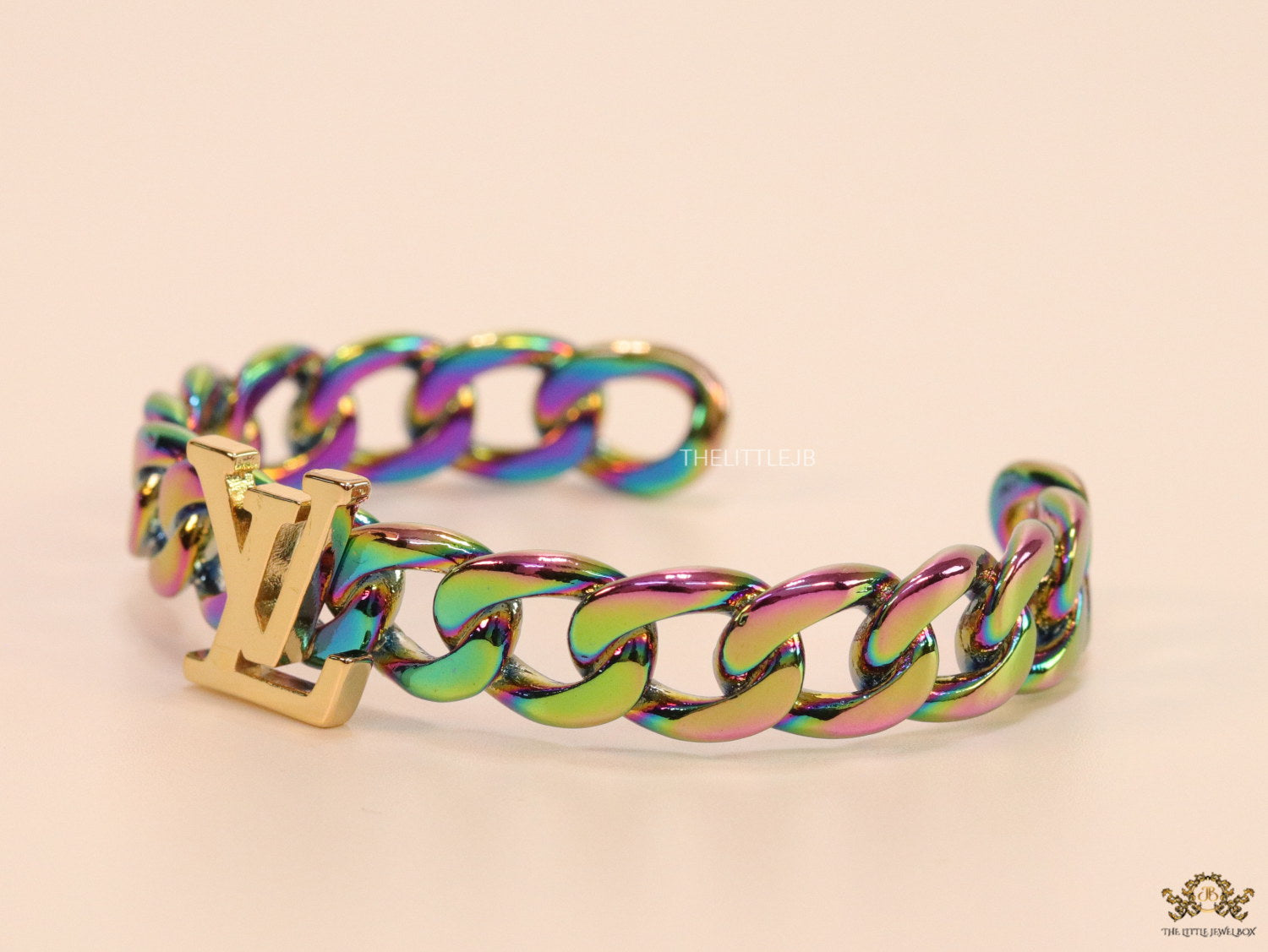 Multicoloured link chain bracelet with alphabets