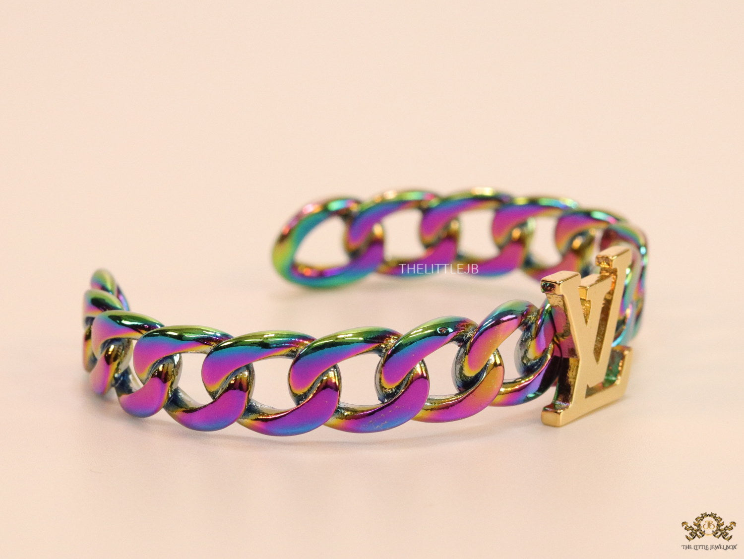 Multicoloured link chain bracelet with alphabets