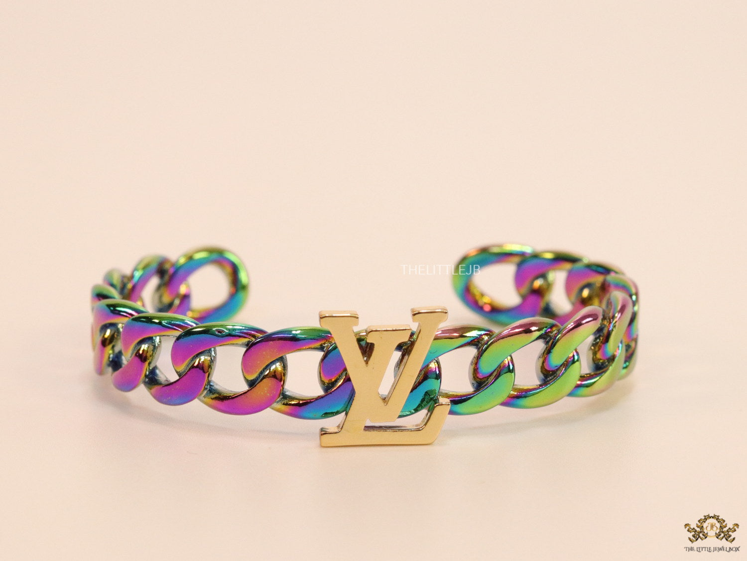 Multicoloured link chain bracelet with alphabets