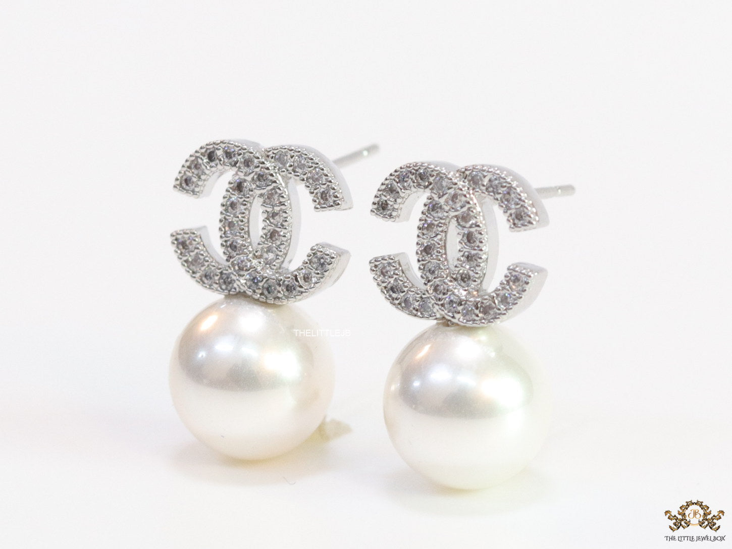 Twin C motif stud in platinum and cz with pearl drop