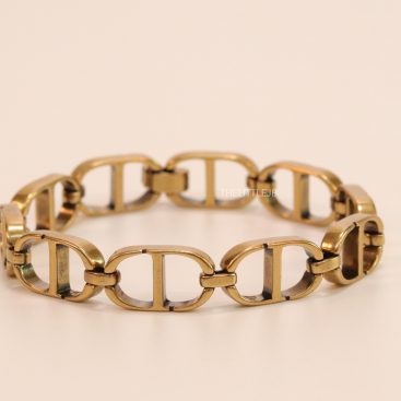Openable golden Cand D motif bracelet