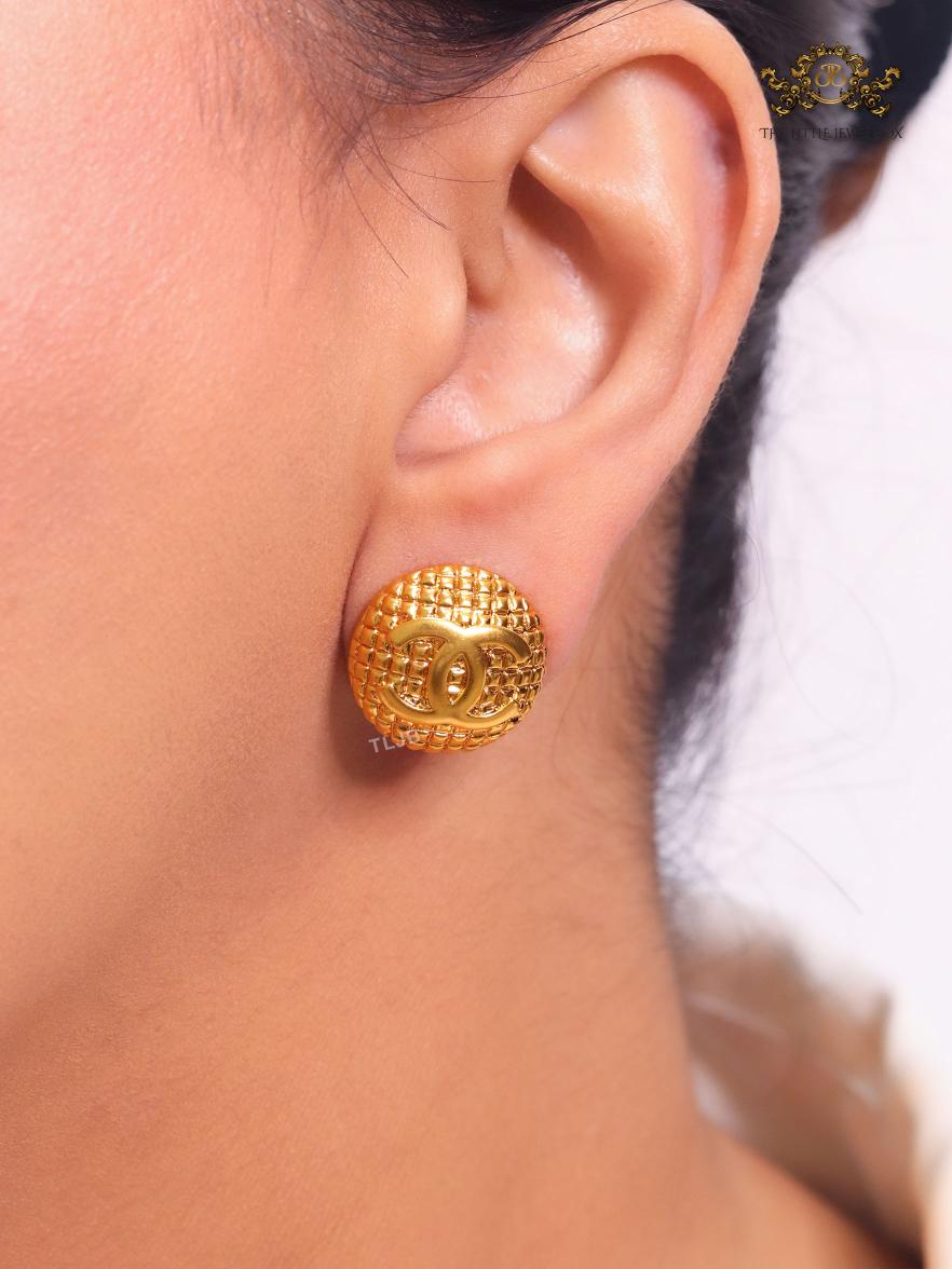 Double C mesh round studs
