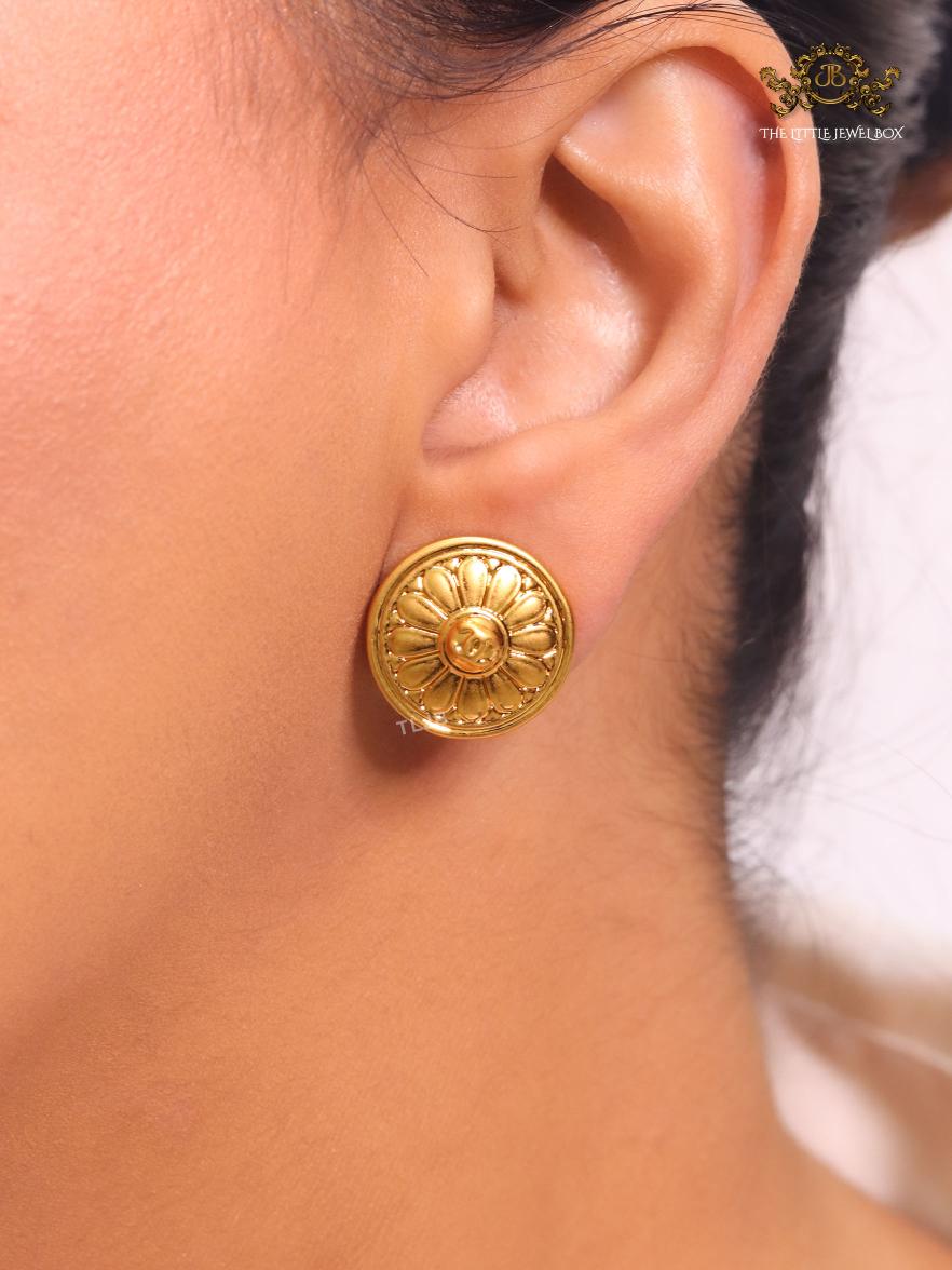 Double C old flower embossed studs