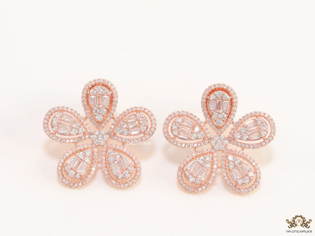 Shiny floral stud earrings in rose gold and cz