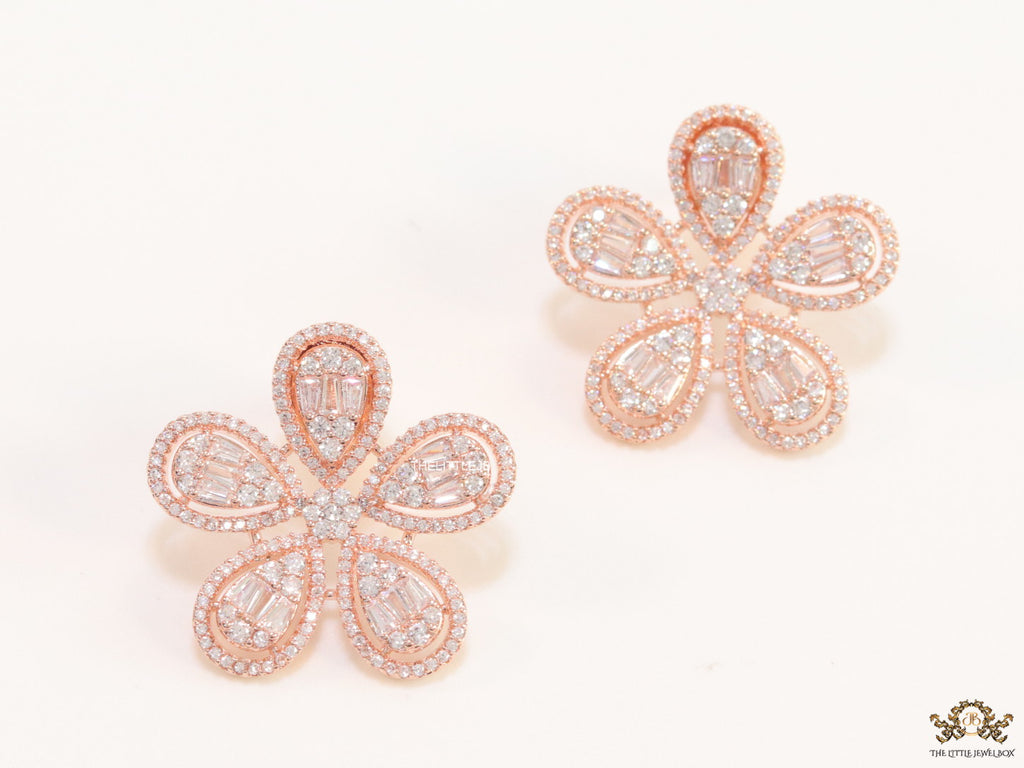 Shiny floral stud earrings in rose gold and cz