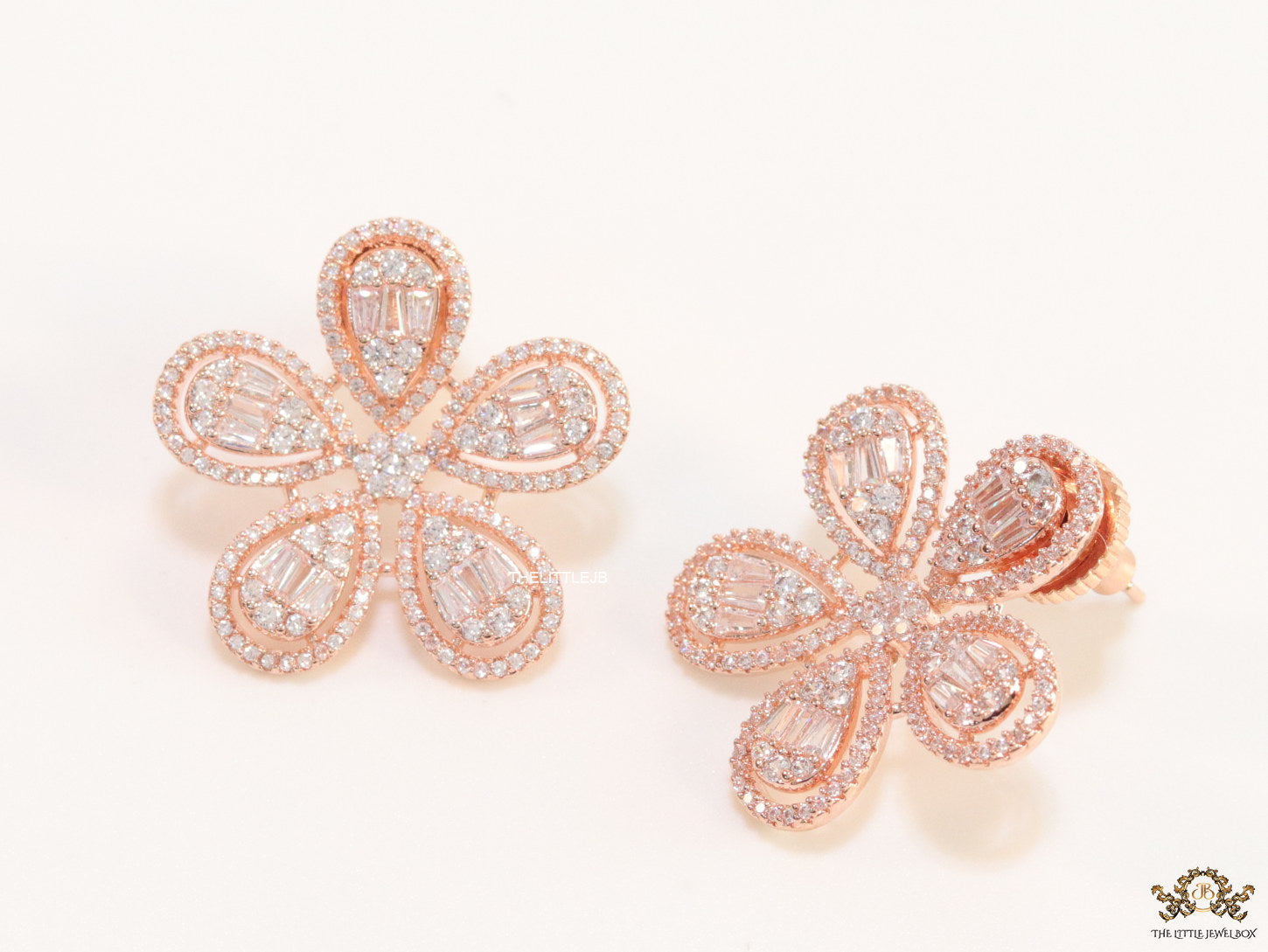 Shiny floral stud earrings in rose gold and cz