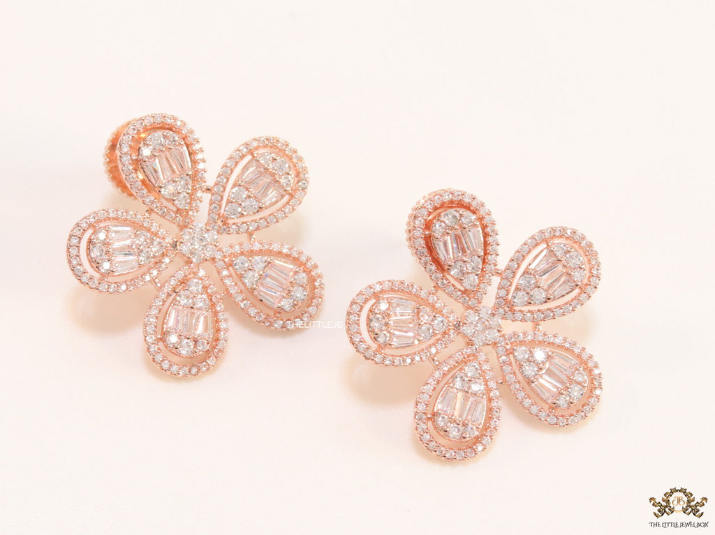 Shiny floral stud earrings in rose gold and cz