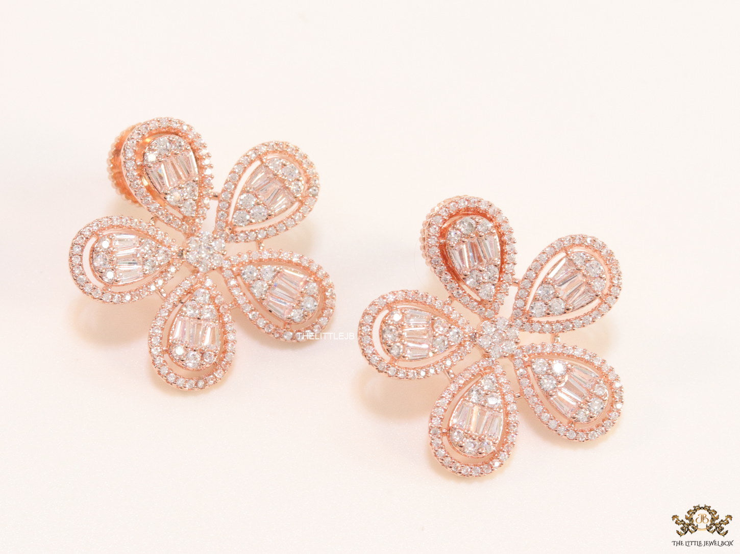 Shiny floral stud earrings in rose gold and cz
