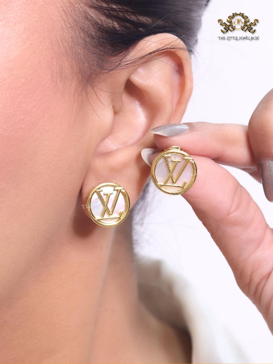 Alphabet L gold round studs 16mm