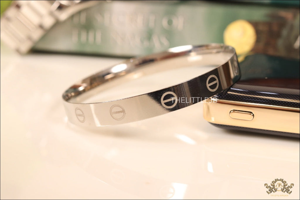 Men's bracelet with screws in platinum finish