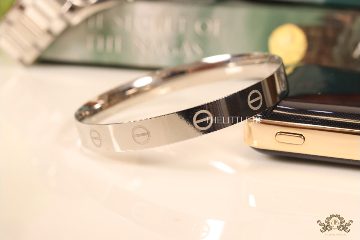 Men's bracelet with screws in platinum finish