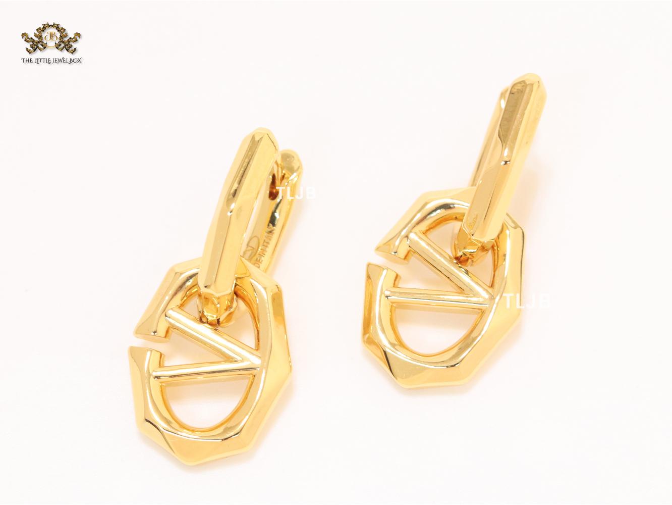 Alphabet V small hoops