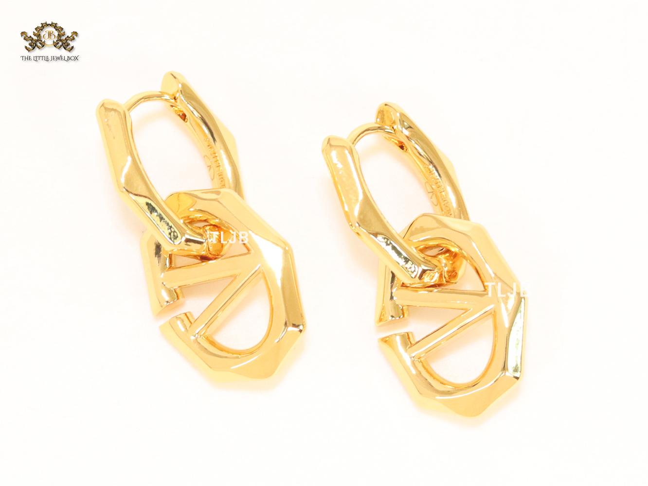 Alphabet V small hoops