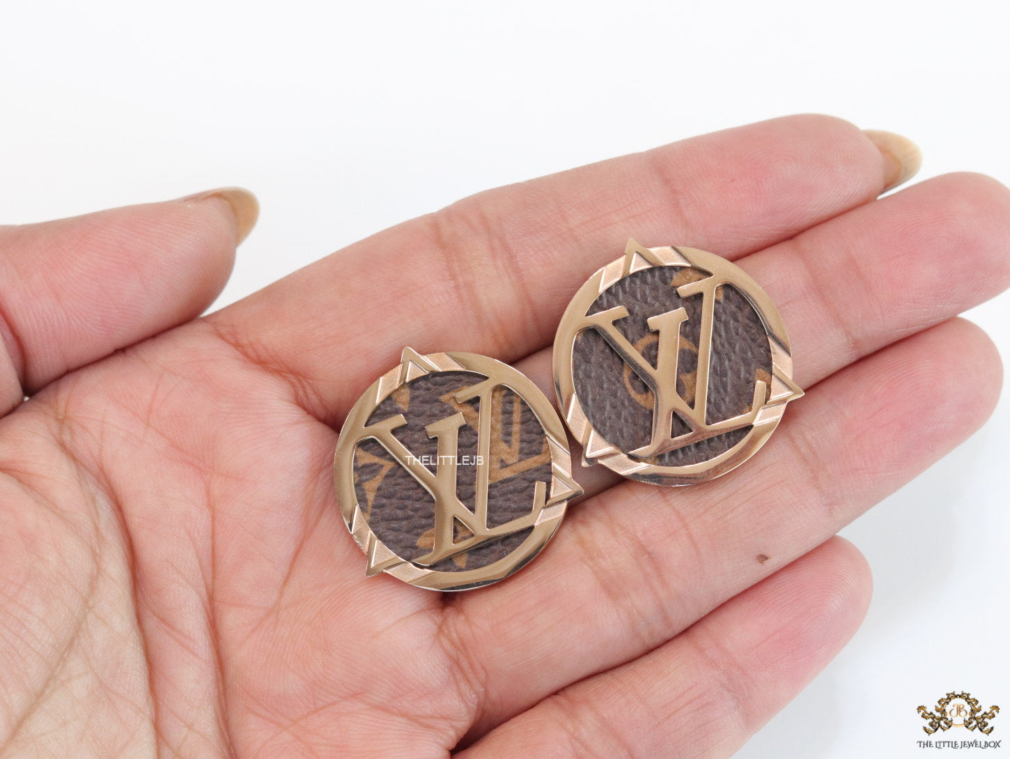 Alphabet stud earrings in leather and rose gold finish