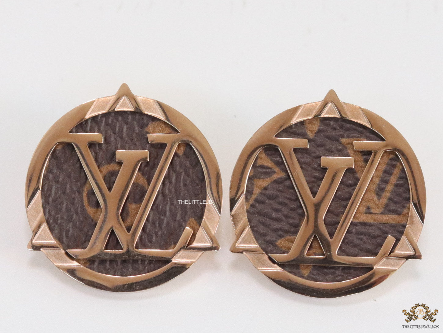 Alphabet stud earrings in leather and rose gold finish