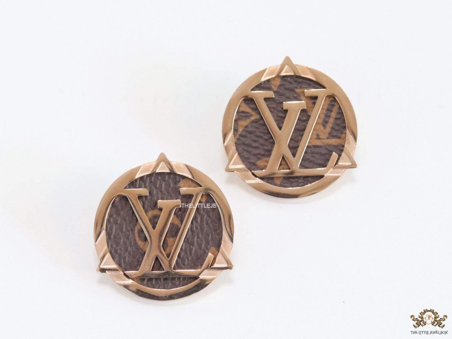 Alphabet stud earrings in leather and rose gold finish