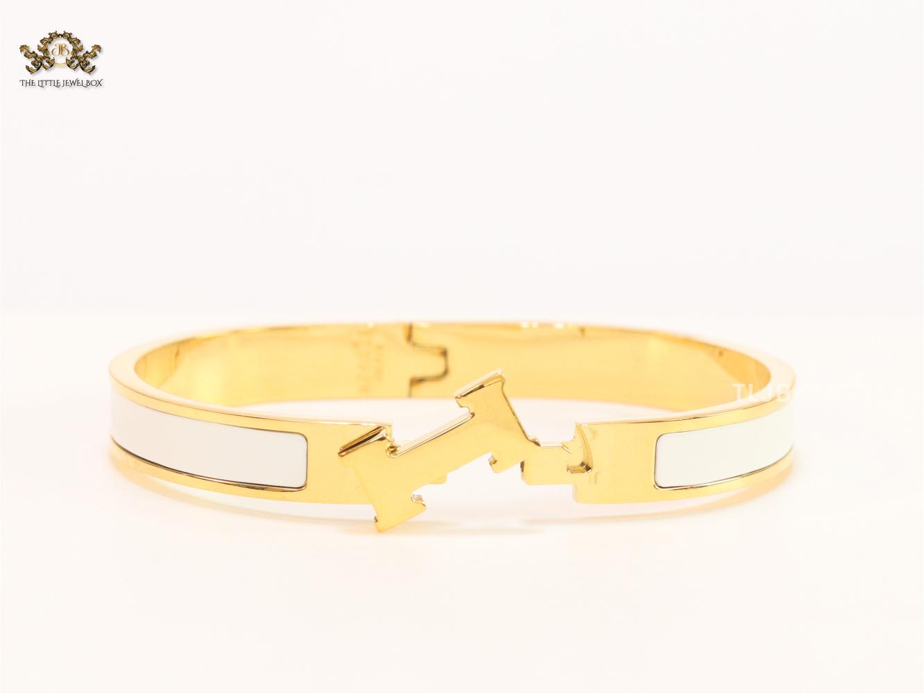Alphabet H white and matt gold bracelet 8mm