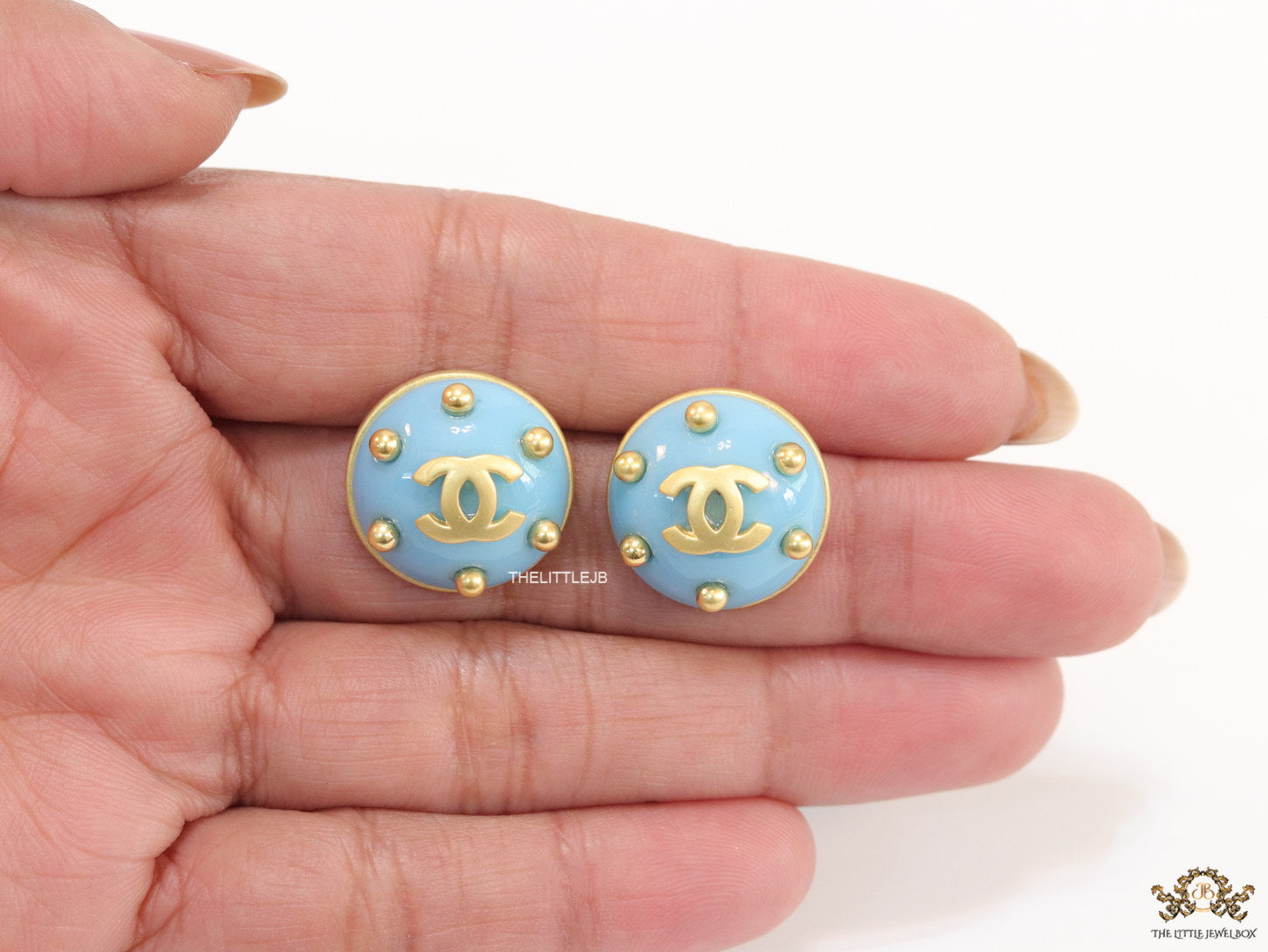 Blue and golden twin C motif round stud earrings
