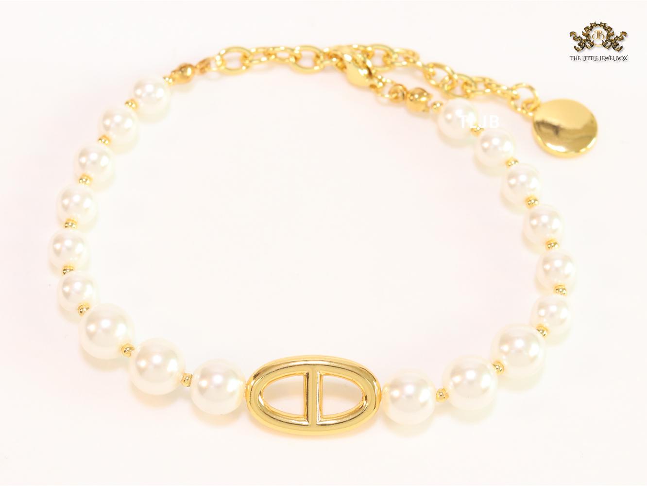Alphabet CD pearl and gold sleek bracelet