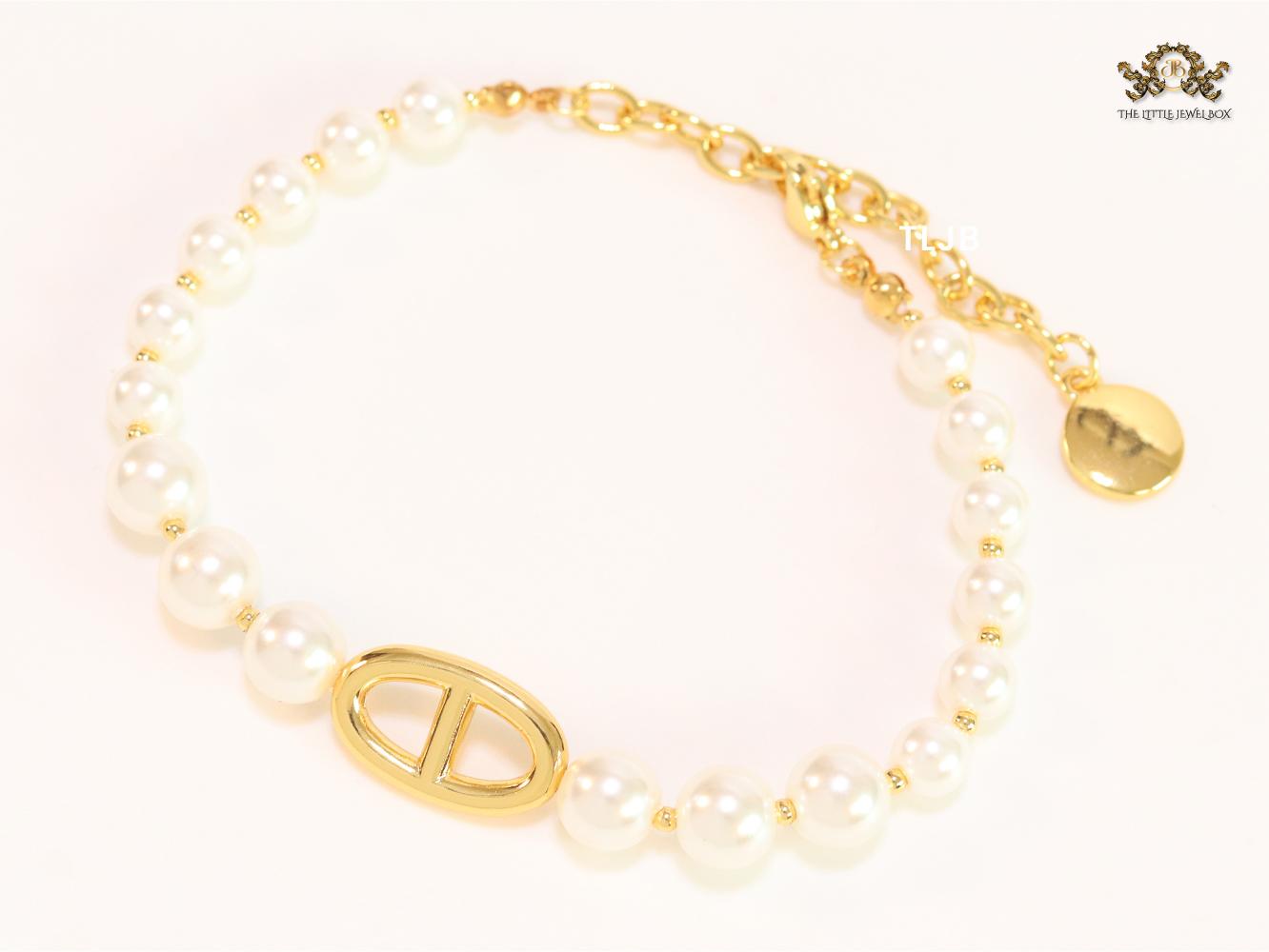 Alphabet CD pearl and gold sleek bracelet