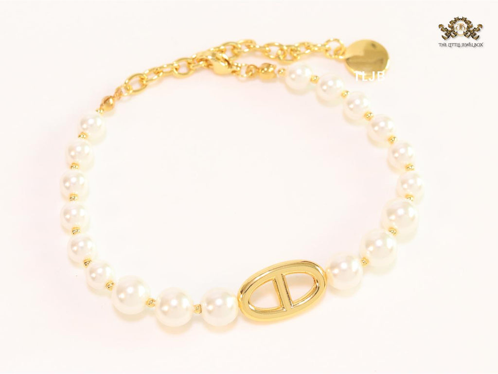 Alphabet CD pearl and gold sleek bracelet