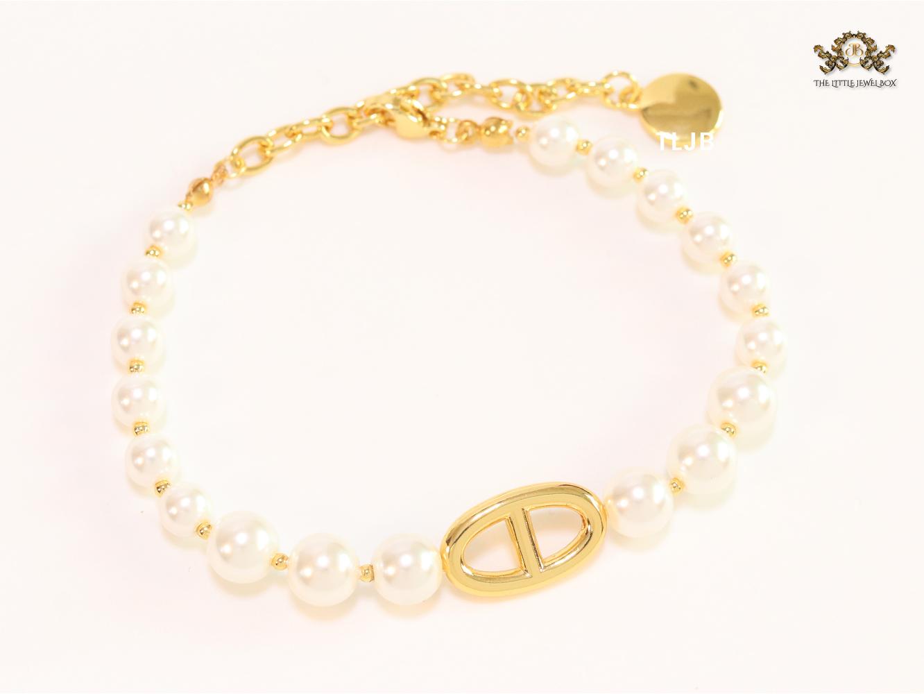 Alphabet CD pearl and gold sleek bracelet