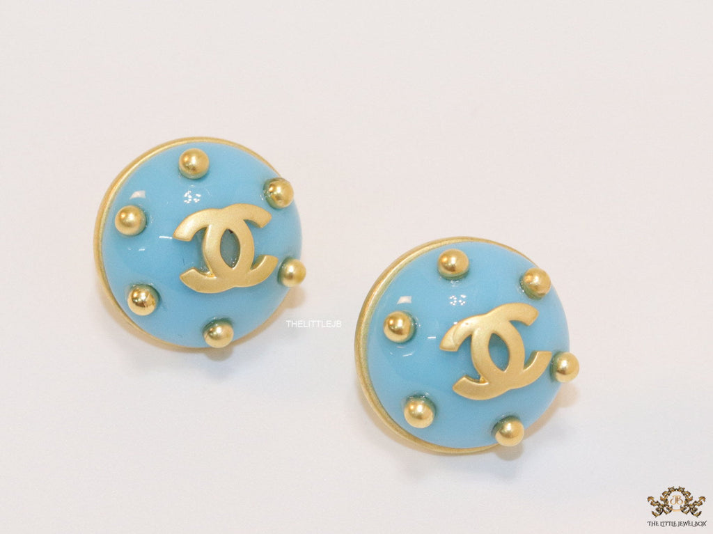 Blue and golden twin C motif round stud earrings
