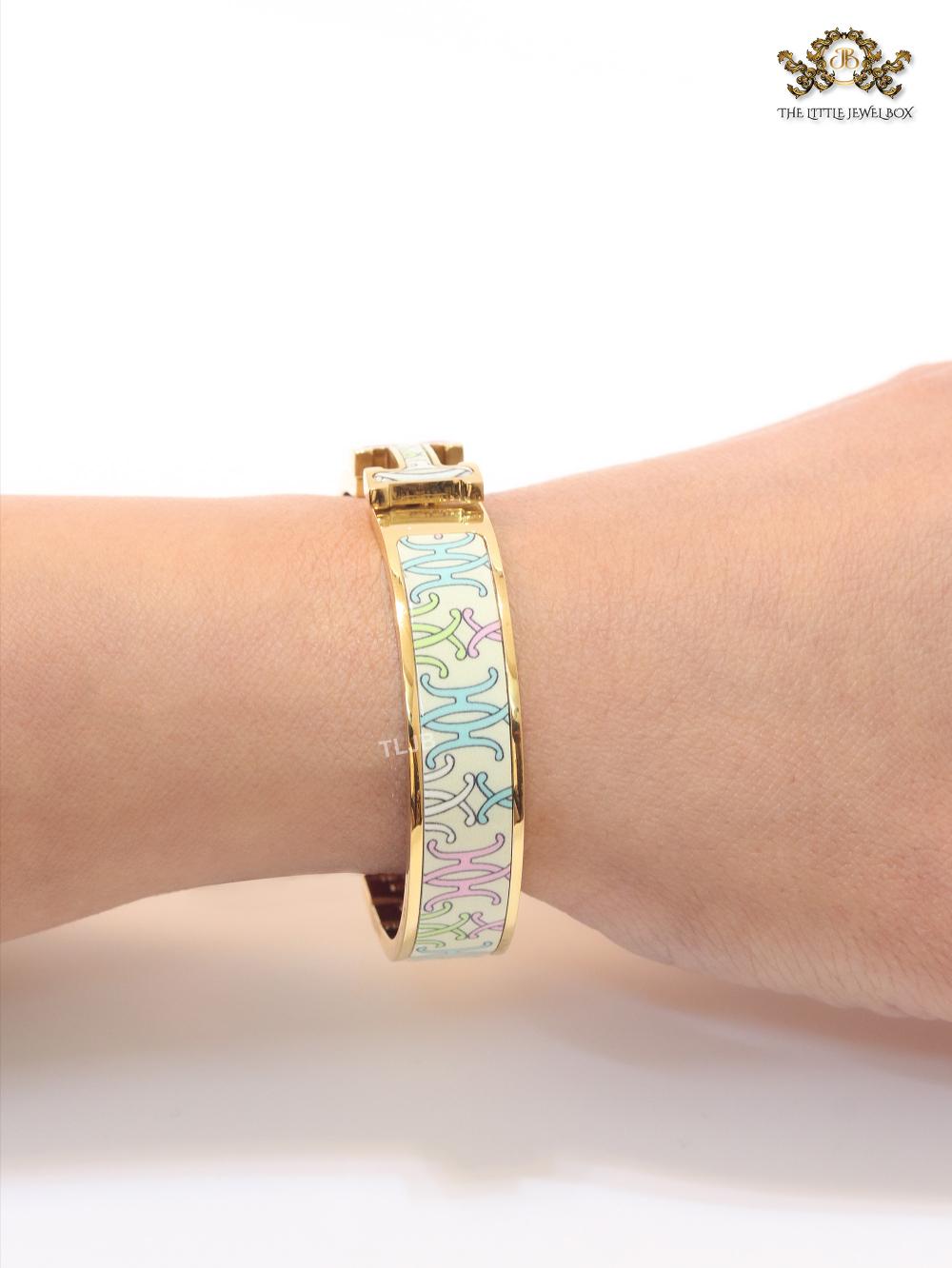 Alphabet H baby pink and blue motifs on white bracelet