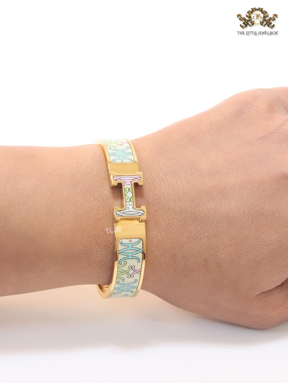 Alphabet H baby pink and blue motifs on white bracelet