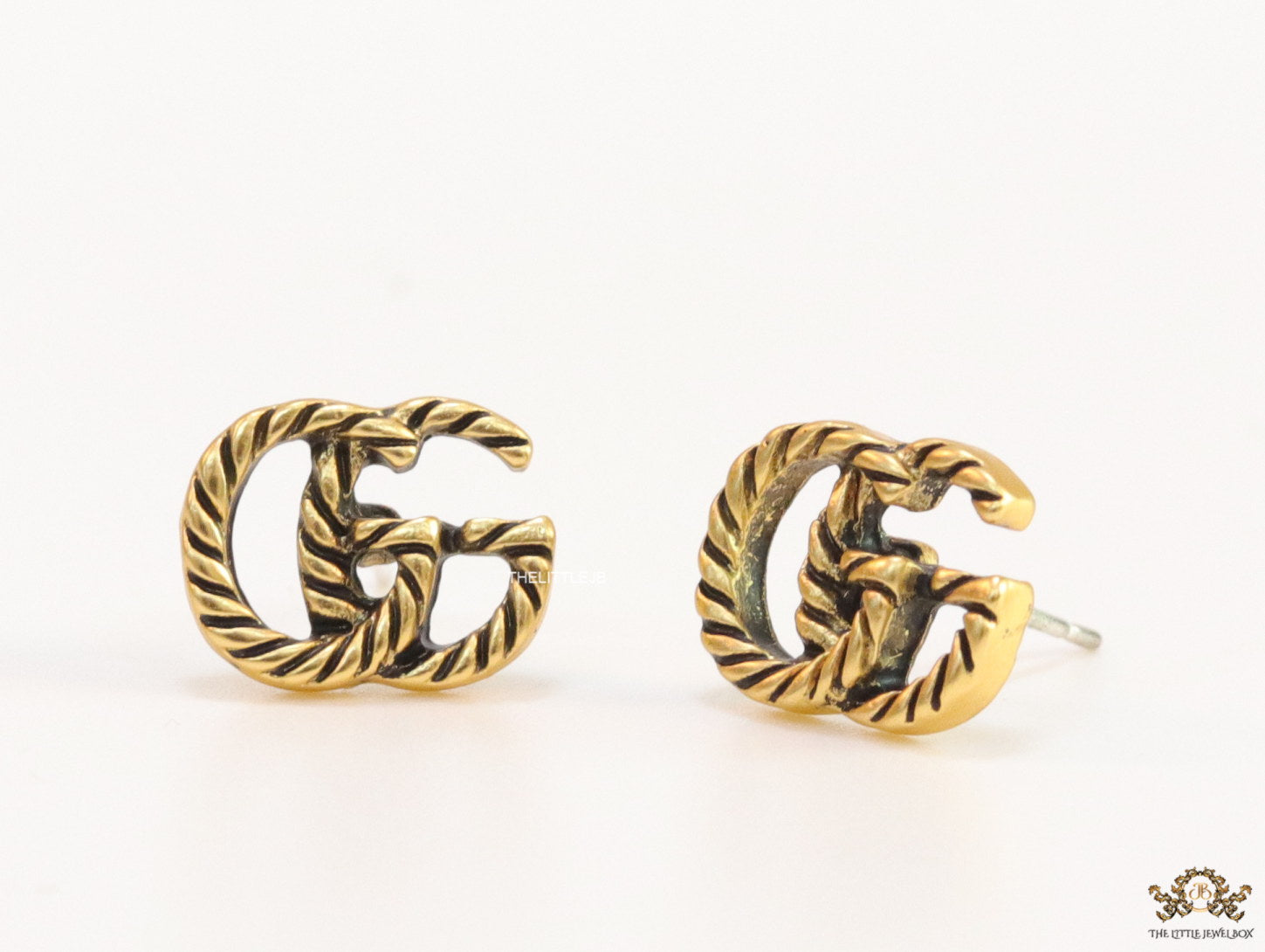 Double G motif studs with rope texture in antique gold finish