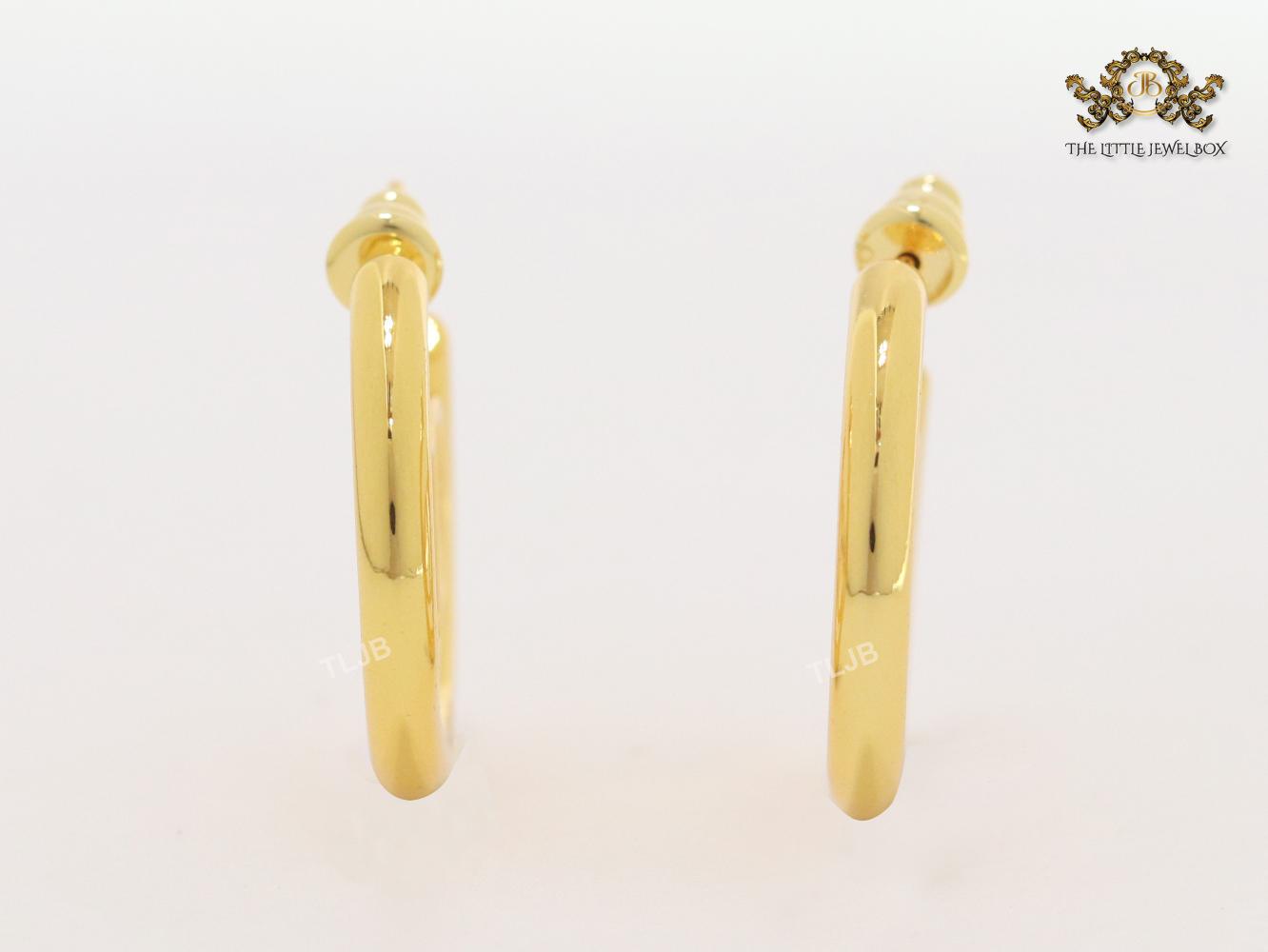 Alphabet CD shiny gold hoops