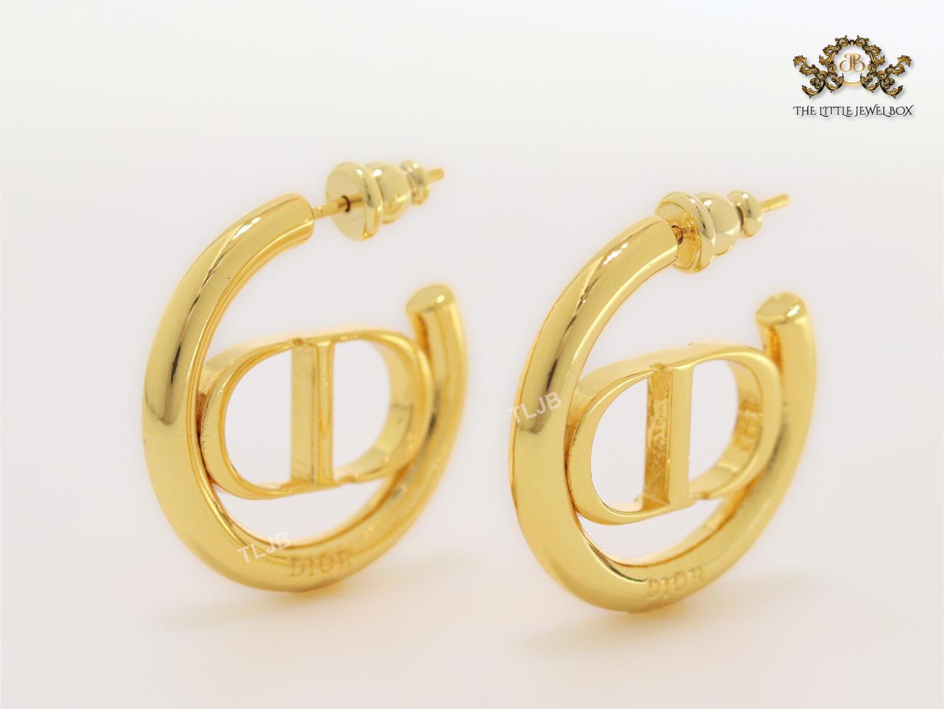 Alphabet CD shiny gold hoops