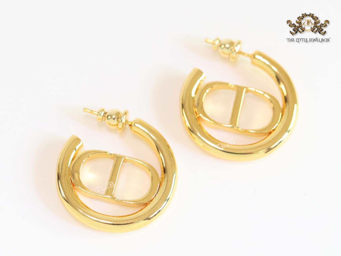 Alphabet CD shiny gold hoops